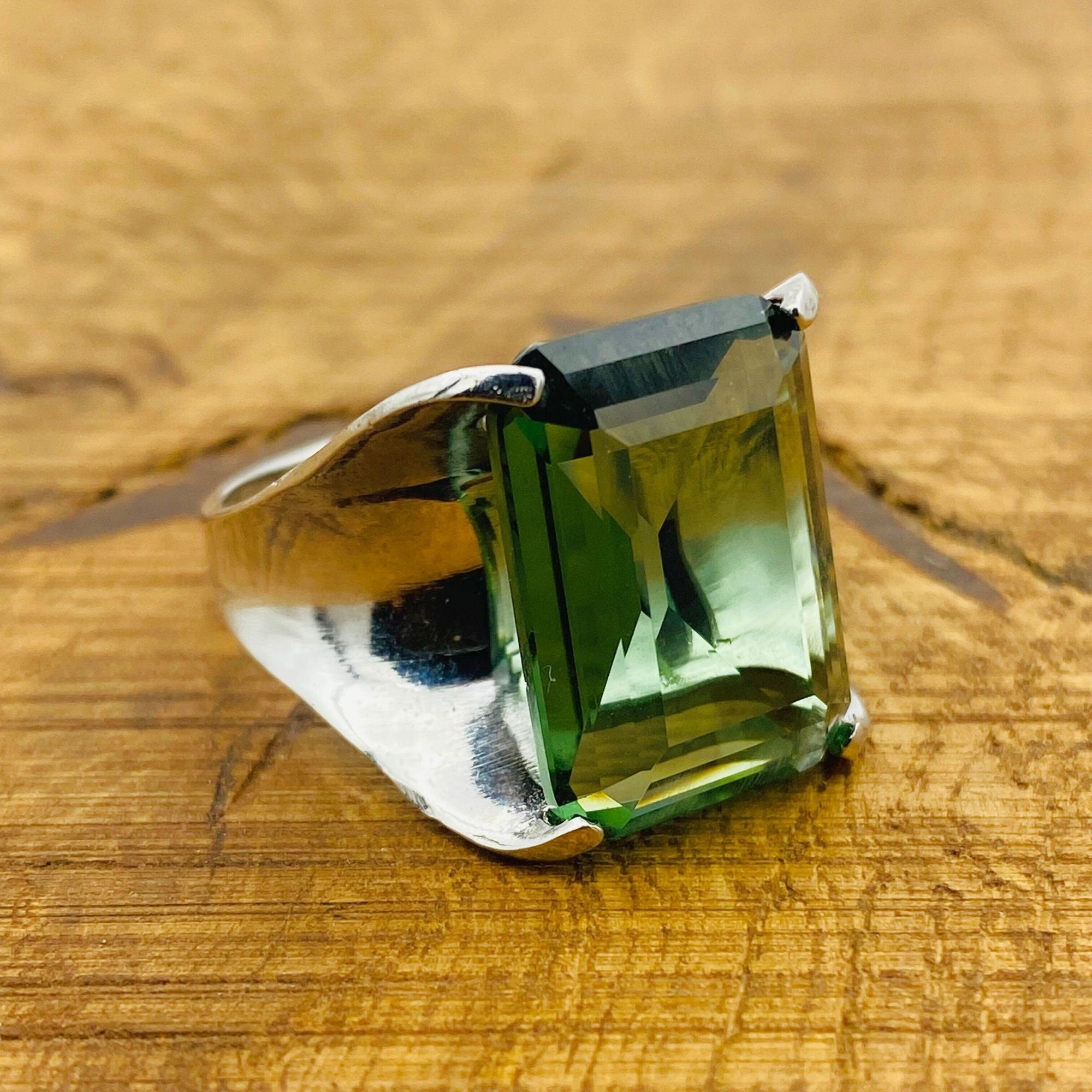 خاتم بيريدوت أخضر مصنوع يدويًا - فضة استرلينية 925 أصلية للنساء