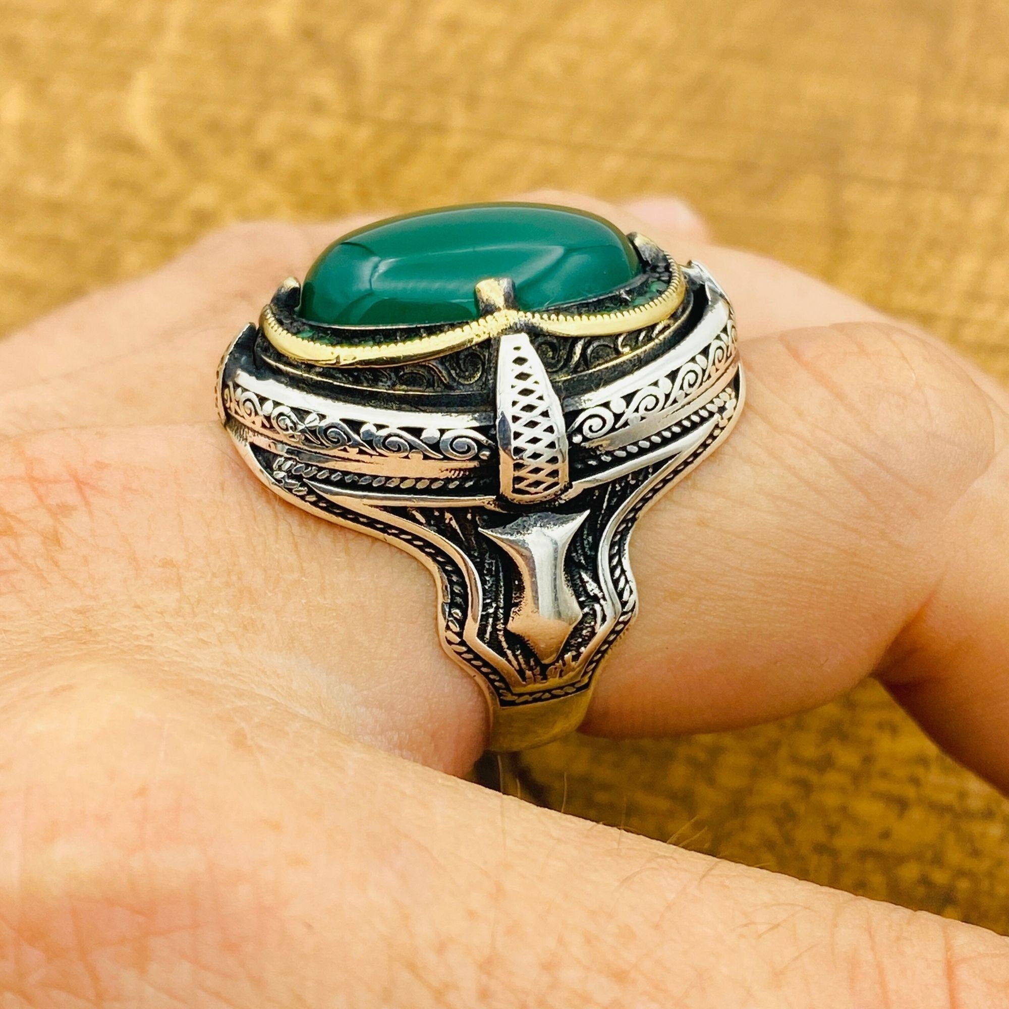 خاتم رجالي مصنوع يدويًا من الفضة الإسترلينية 925 مع حجر كريم أخضر طبيعي - تصميم بيضاوي خالد