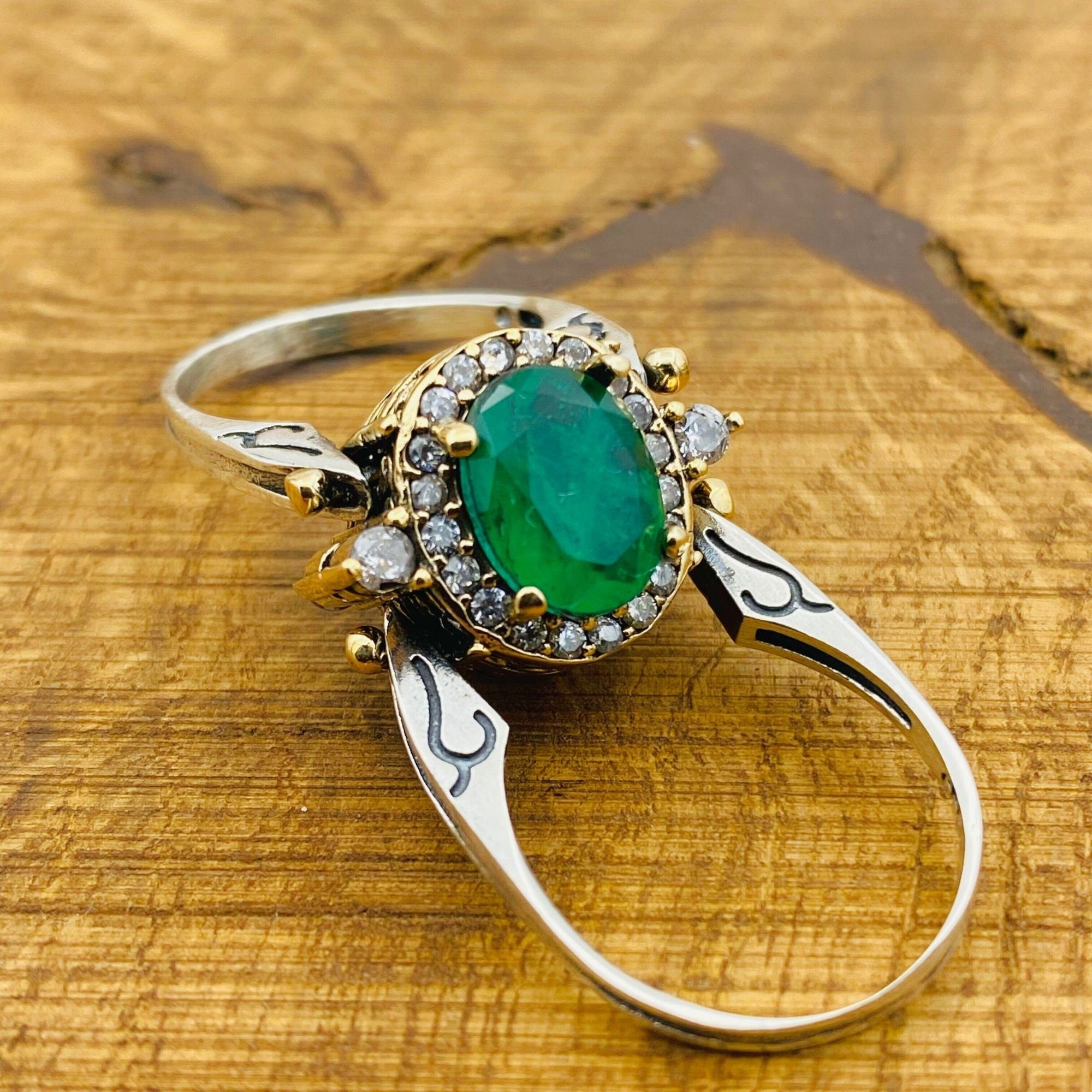 Handgemaakte natuurlijke smaragdgroene ring in 925 sterling zilver met 1.05 cts. Emerald | Vijf stenen edelsteen geboortesteen ringen voor vrouwen, zilver, smaragd Handgemaakte natuurlijke smaragdgroene ring in 925 sterling zilver met 1.05 cts. Emerald | Vijf stenen edelsteen geboortesteen ringen voor vrouwen, zilver, smaragd