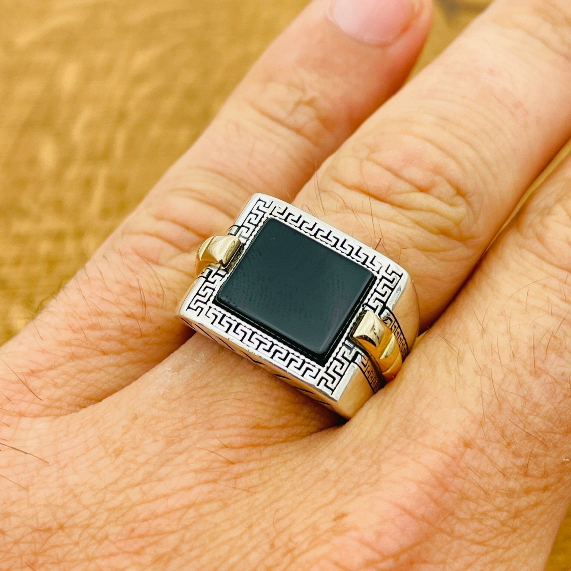 خاتم فضة استرليني 925 مرصع بعقيق أسود مصنوع يدوياً للرجال - أناقة وقوة خالدة