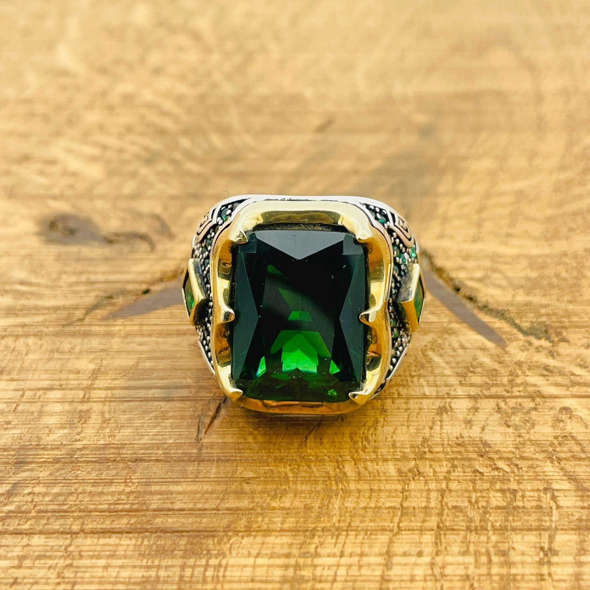 خاتم رجالي مربع يدوياً تركي من الفضة الإسترلينية 925 مع زمرد