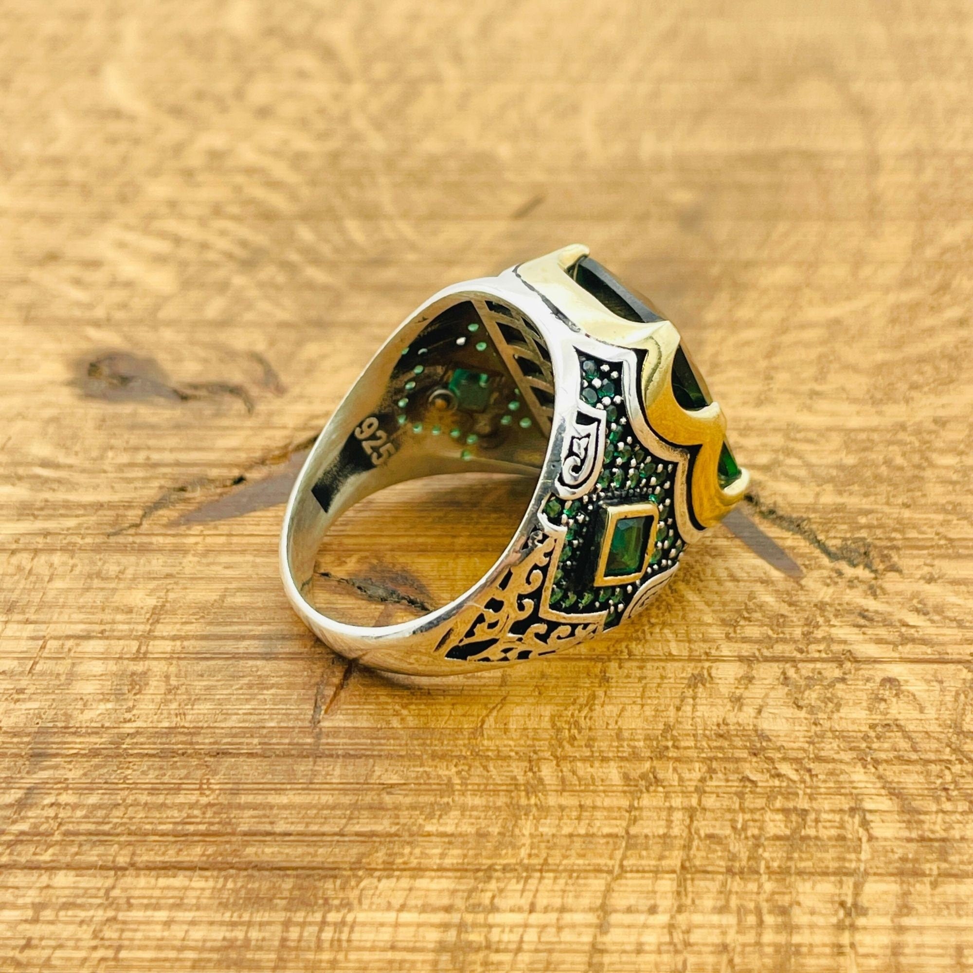 خاتم رجالي مربع يدوياً تركي من الفضة الإسترلينية 925 مع زمرد