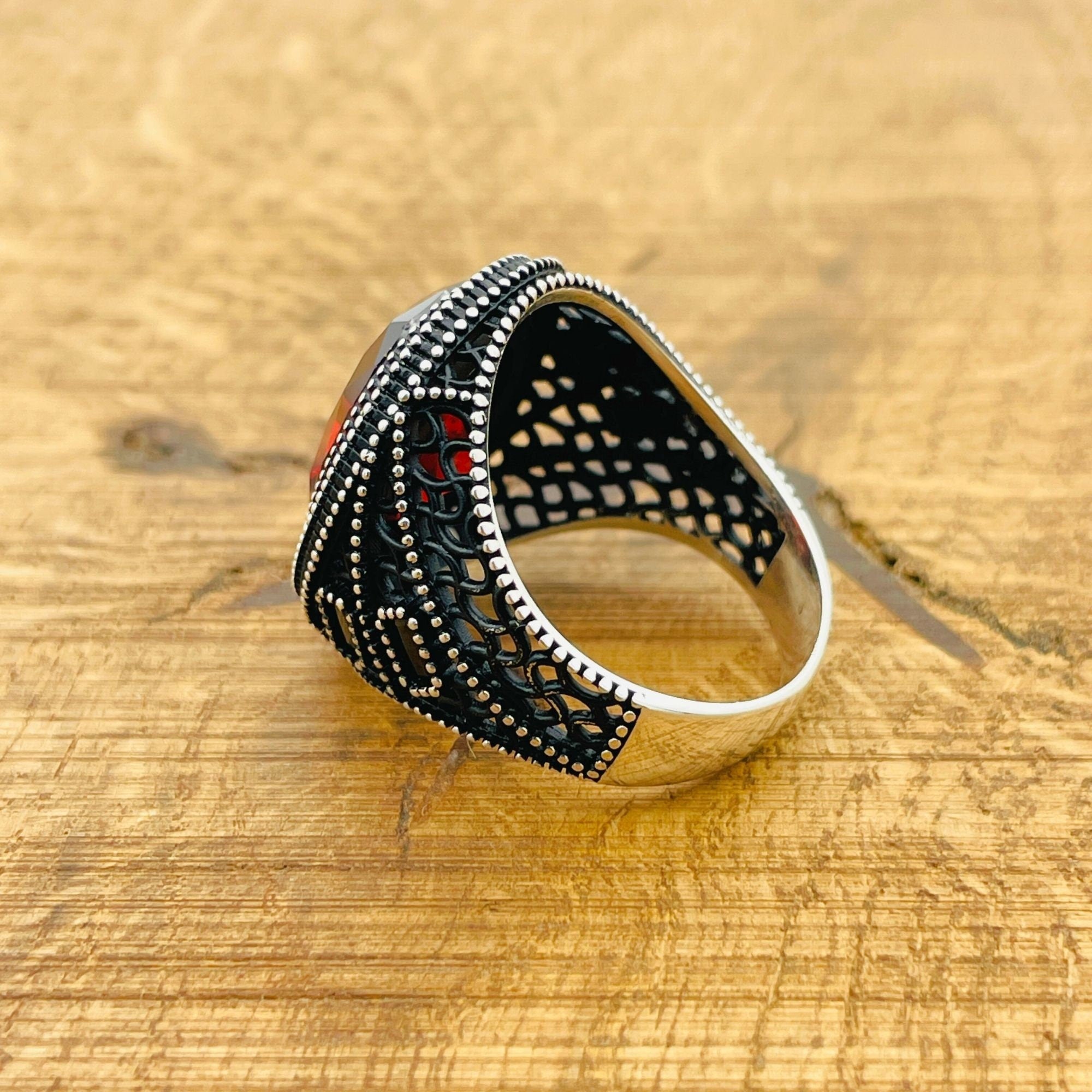 خاتم رجالي مصنوع يدويًا من الياقوت العثماني وفضة استرليني 925