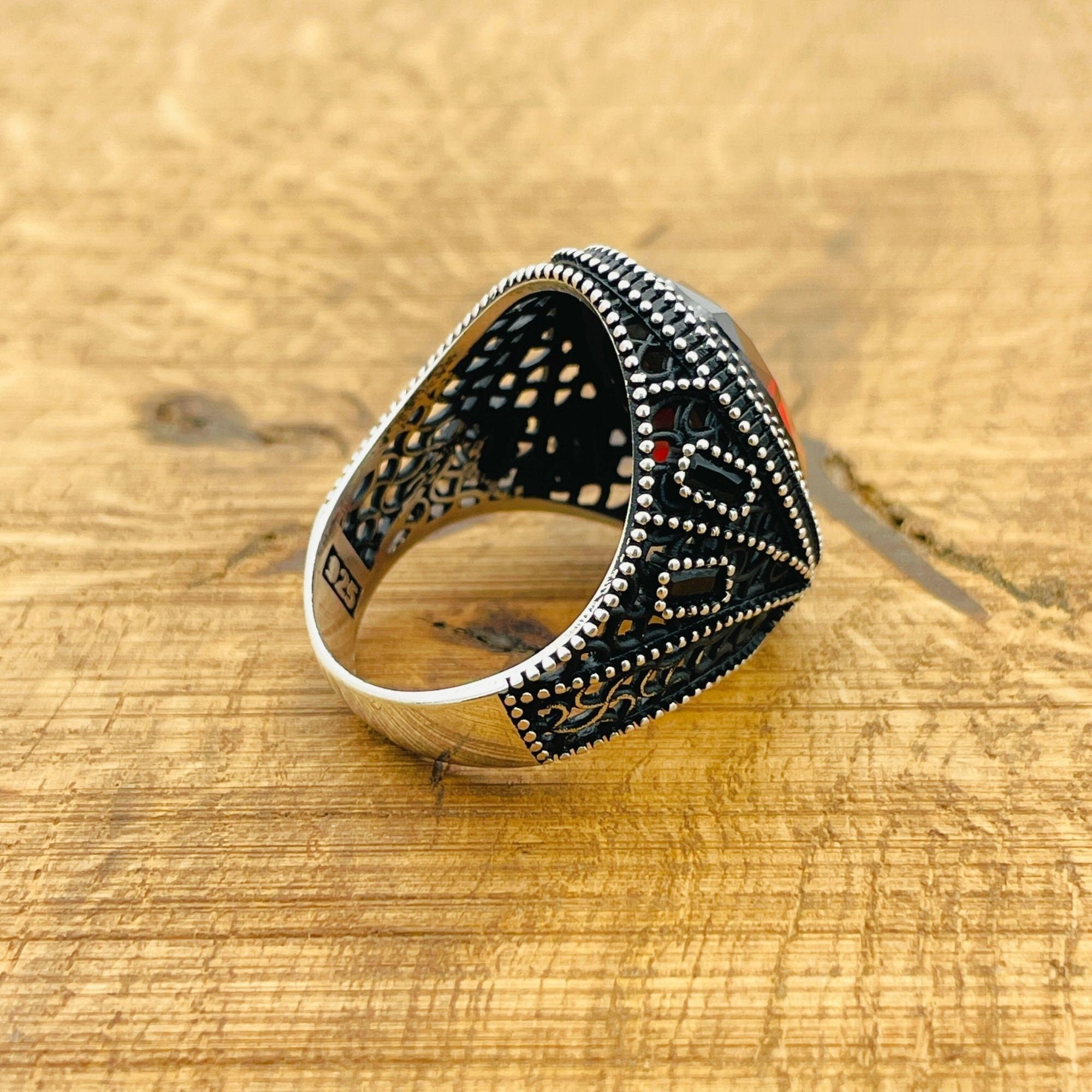 خاتم رجالي مصنوع يدويًا من الياقوت العثماني وفضة استرليني 925