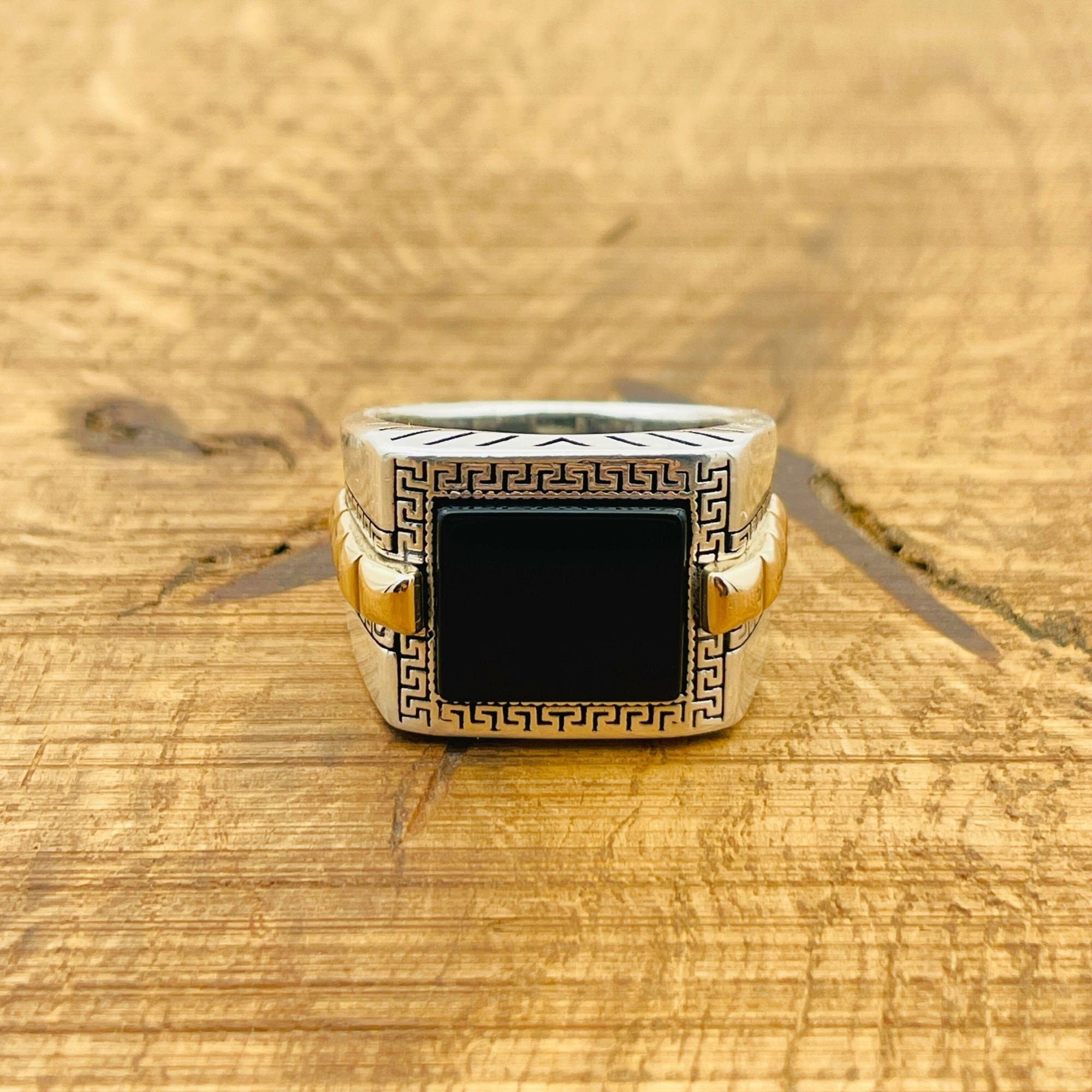 خاتم فضة استرليني 925 مرصع بعقيق أسود مصنوع يدوياً للرجال - أناقة وقوة خالدة
