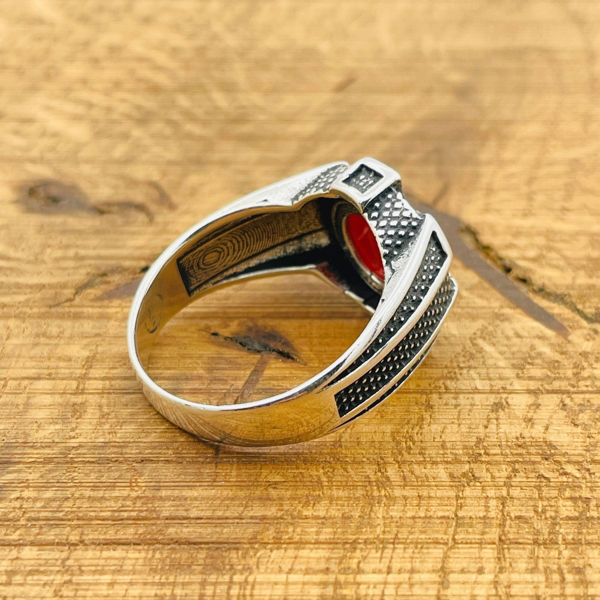 خاتم رجالي تركي مصنوع يدويًا من الفضة الإسترلينية مع حجر عقيق أحمر بيضاوي جريء - هدية مصنوعة يدويًا له