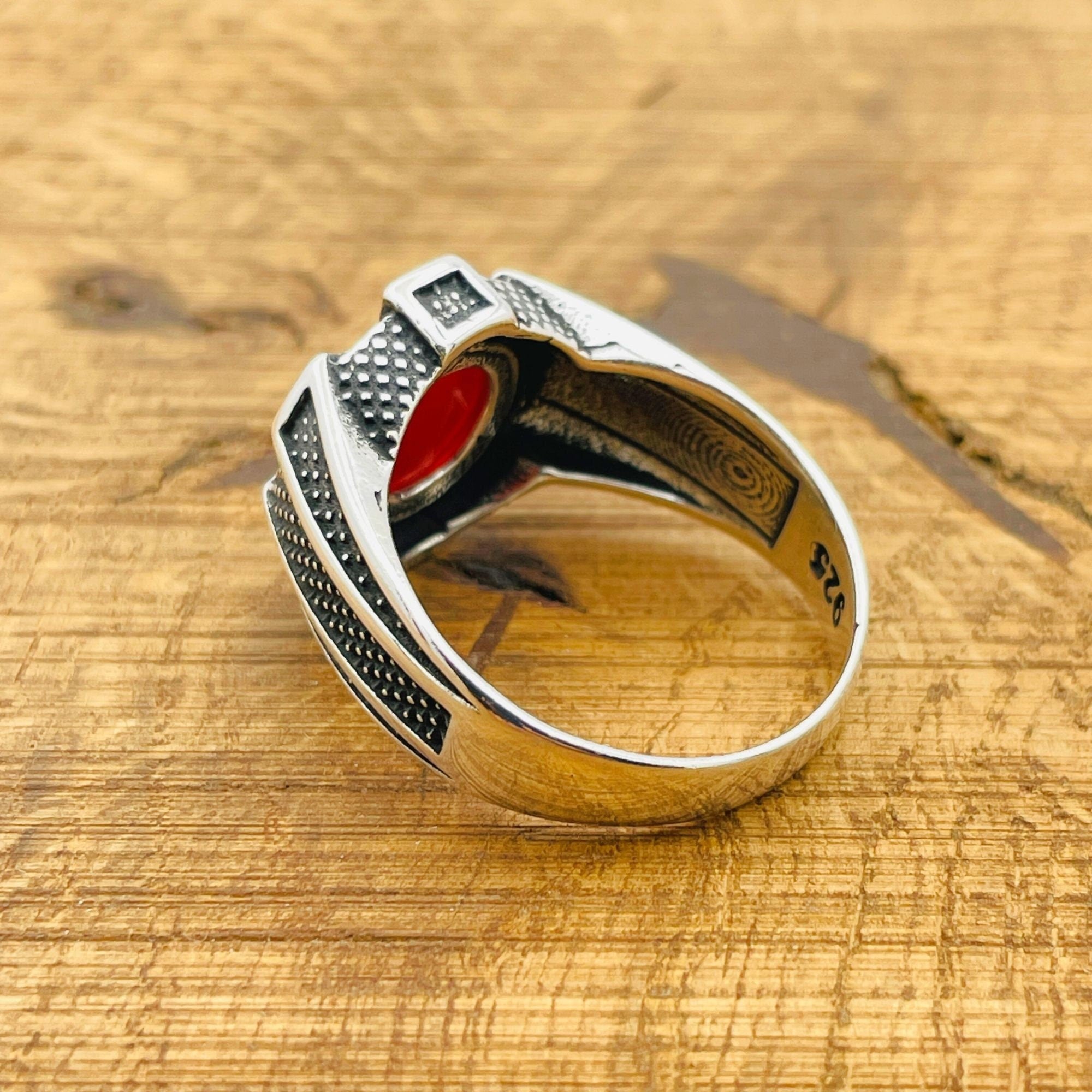 خاتم رجالي تركي مصنوع يدويًا من الفضة الإسترلينية مع حجر عقيق أحمر بيضاوي جريء - هدية مصنوعة يدويًا له