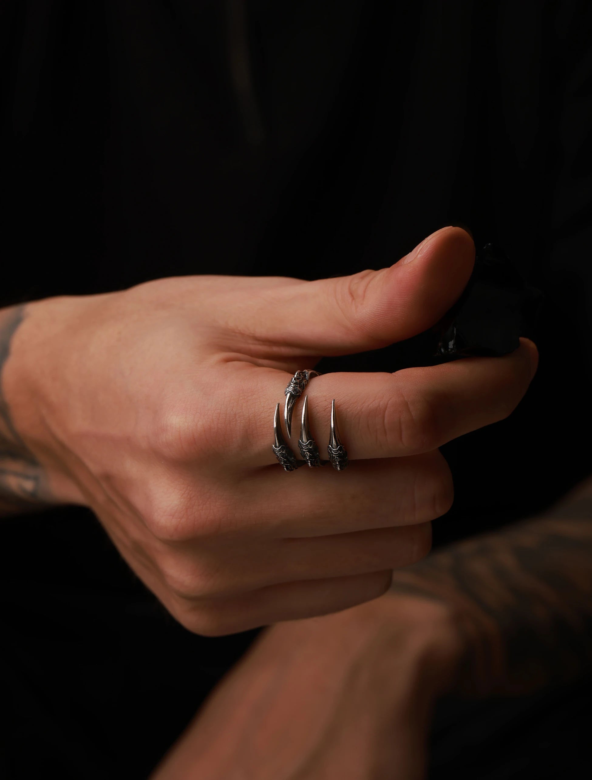 Distinctive Claw Design Fashion Ring