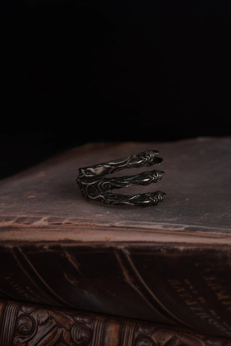 Distinctive Claw Design Fashion Ring