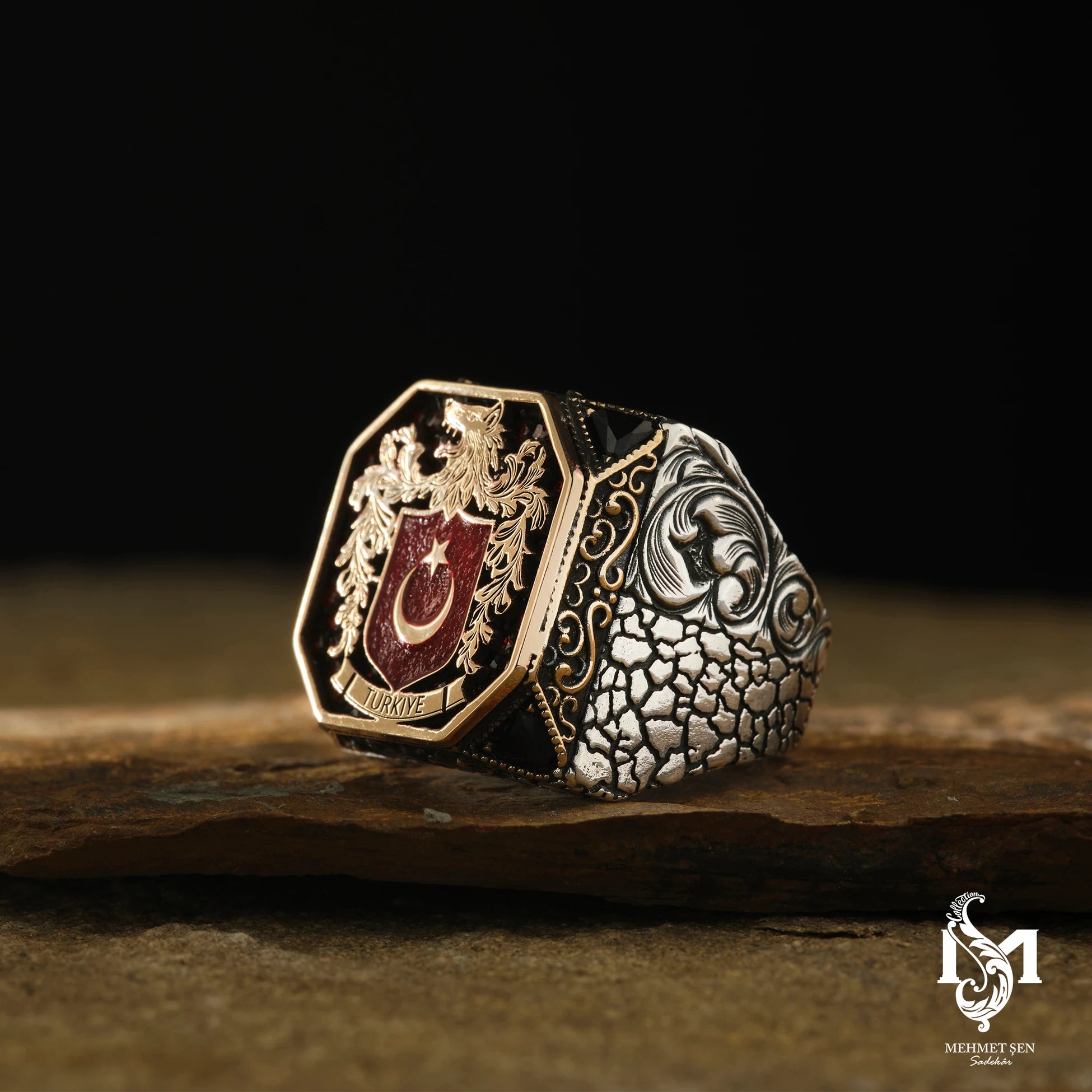 Anillo de Plata de Ley para Hombre - Diseño Audaz de Lobo Gris y Estrella Creciente