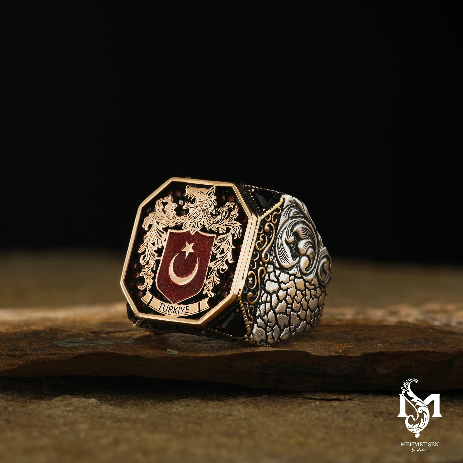 Anillo de Plata de Ley para Hombre - Diseño Audaz de Lobo Gris y Estrella Creciente