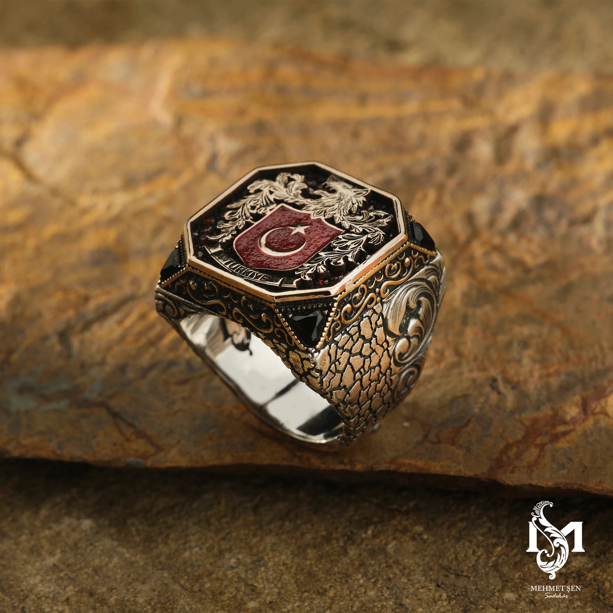 Anillo de Plata de Ley para Hombre - Diseño Audaz de Lobo Gris y Estrella Creciente