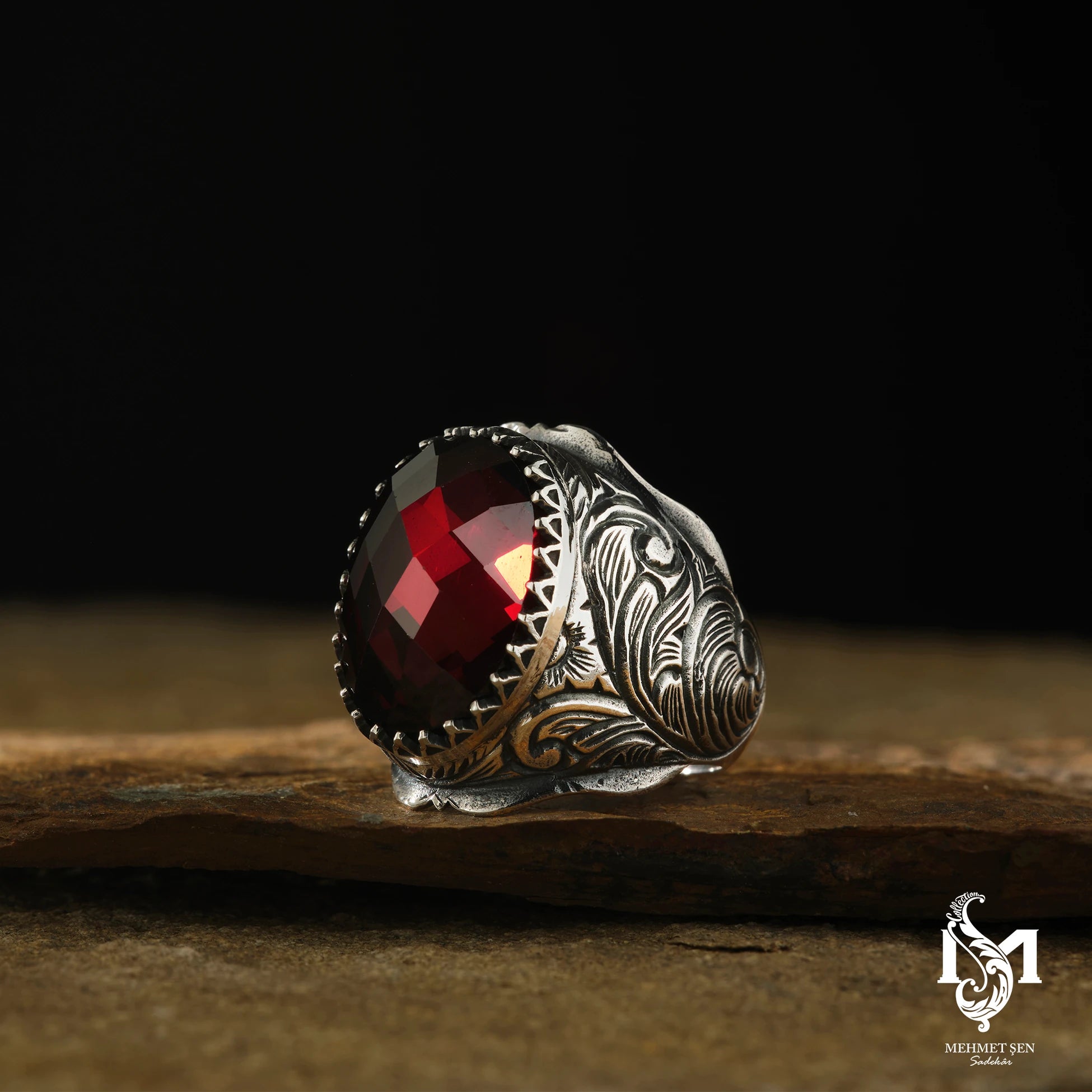 Roter Ovalstein Herrenring – Markante Eleganz