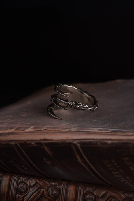 Distinctive Claw Design Fashion Ring