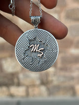 Halskette mit Medaillon aus Sterlingsilber – Design „Rissige Erde“