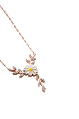 Nereze | Daisy Necklace With White Enamel on a Branch