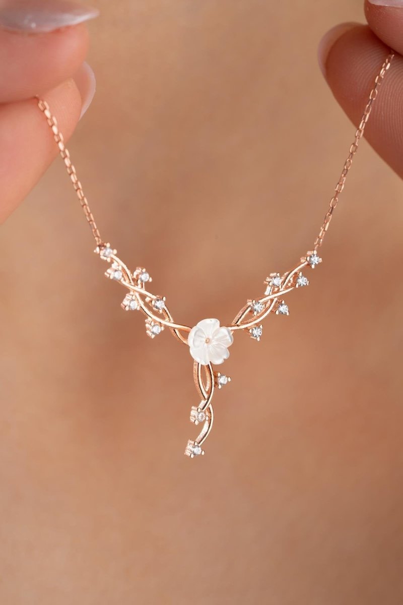 Nereze | Magnolia Flower Ivy Model Necklace - TryAladdin