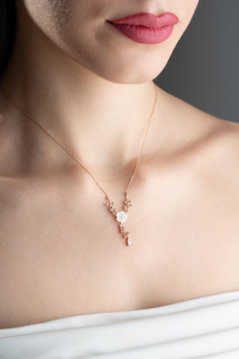 Nereze | Rose Plated Magnolia Blossom Ivy Necklace - TryAladdin