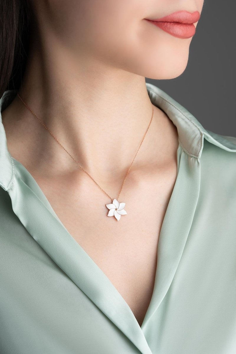 Nereze | White Enameled Wind Rose Necklace - TryAladdin