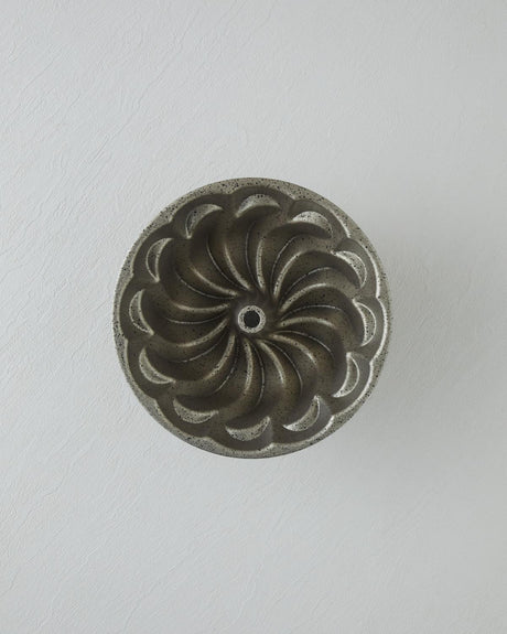 Premium Cast Round Cake Mold - Professional Bakeware - 24.5cm Champagne Finish