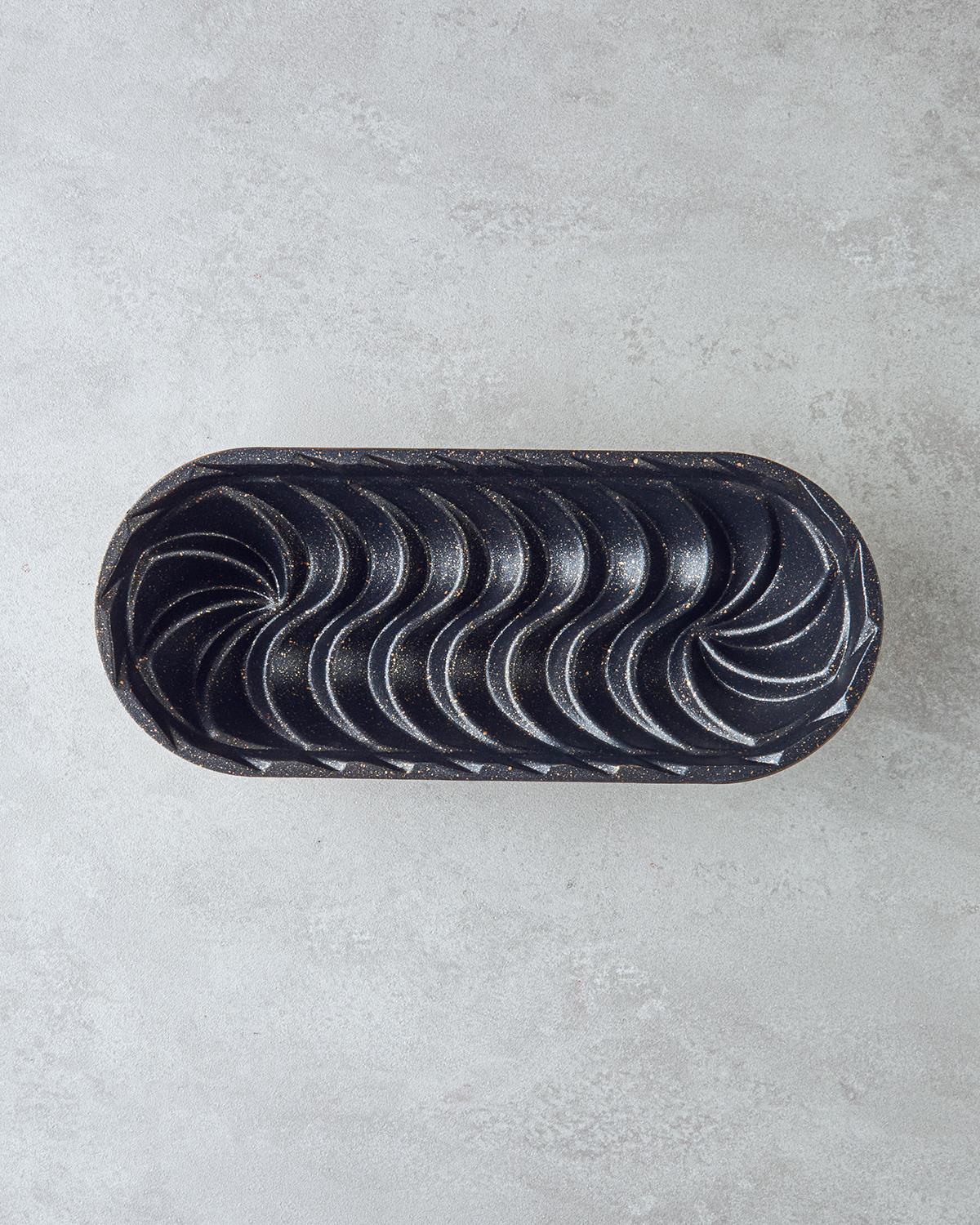Professional Grade Cast Aluminum Cake Mold   Gold Finish