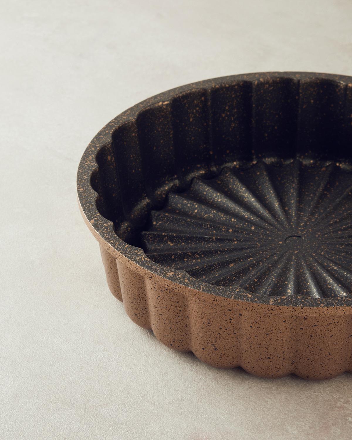 Professional Cast Aluminum Bundt Cake Pan Gold Finish 25cm