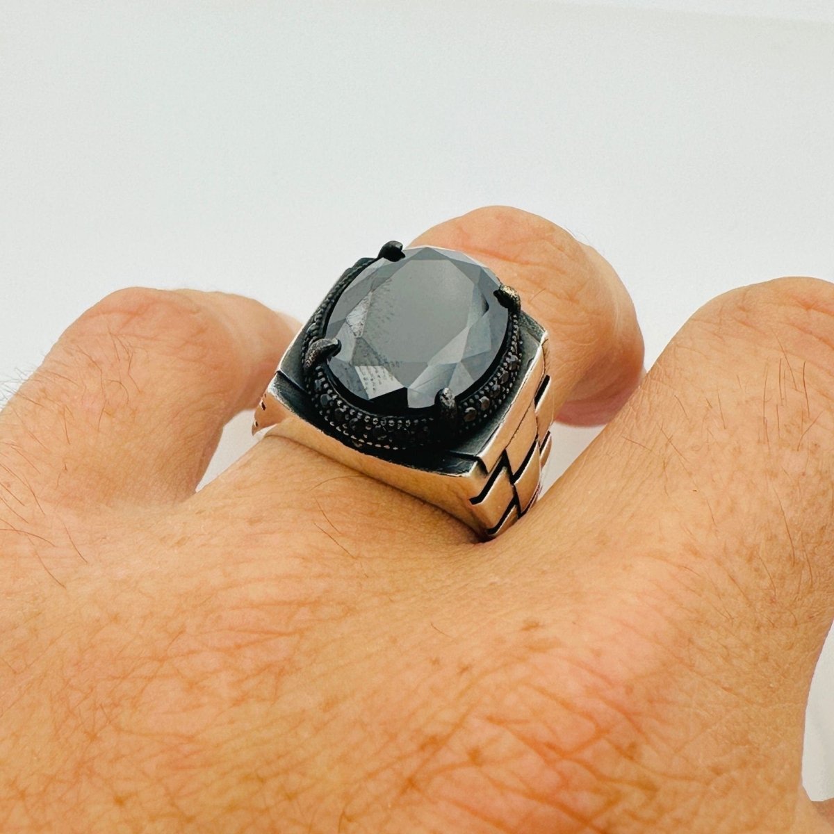 Sleek Black Onyx Men's Ring - TryAladdin