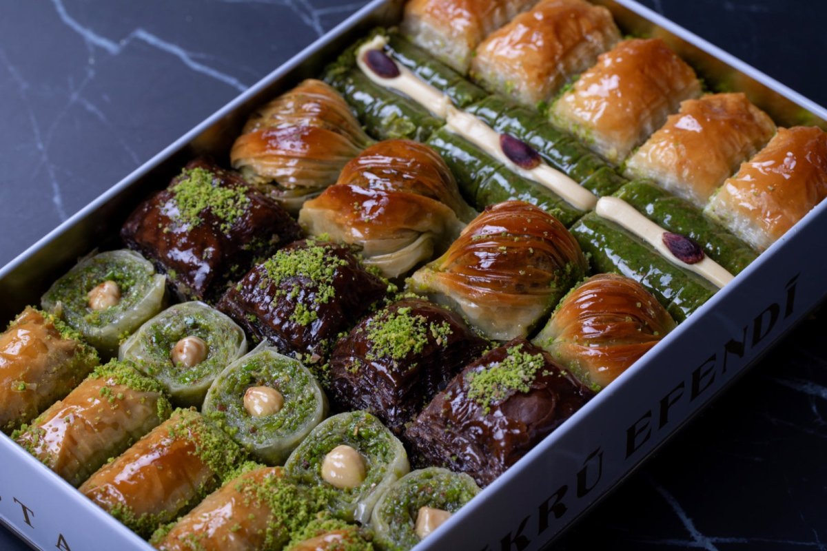 Sukru Efendi 1935 | Special Turkish Baklava with Pistachio in Gift Metal Box