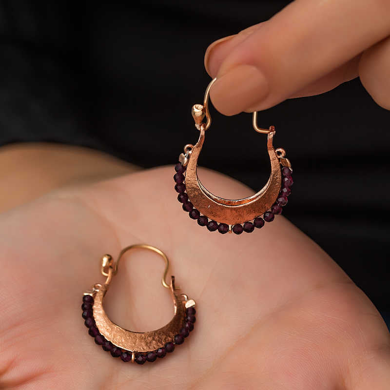 Boucles d'oreilles créoles bohèmes - ton or avec perles bordeaux