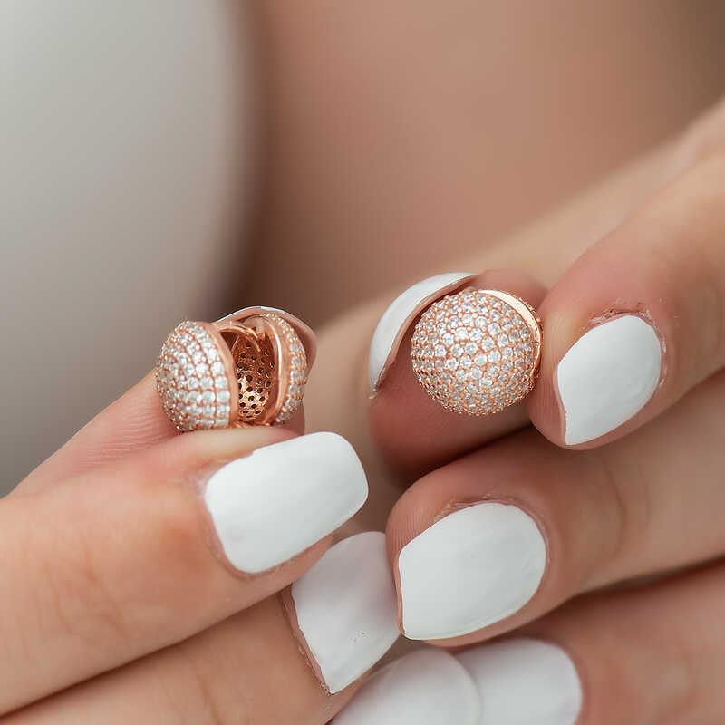 Pendientes Huggie de Plata de Ley Chapados en Oro Rosa con Cúpula Pavé Brillante