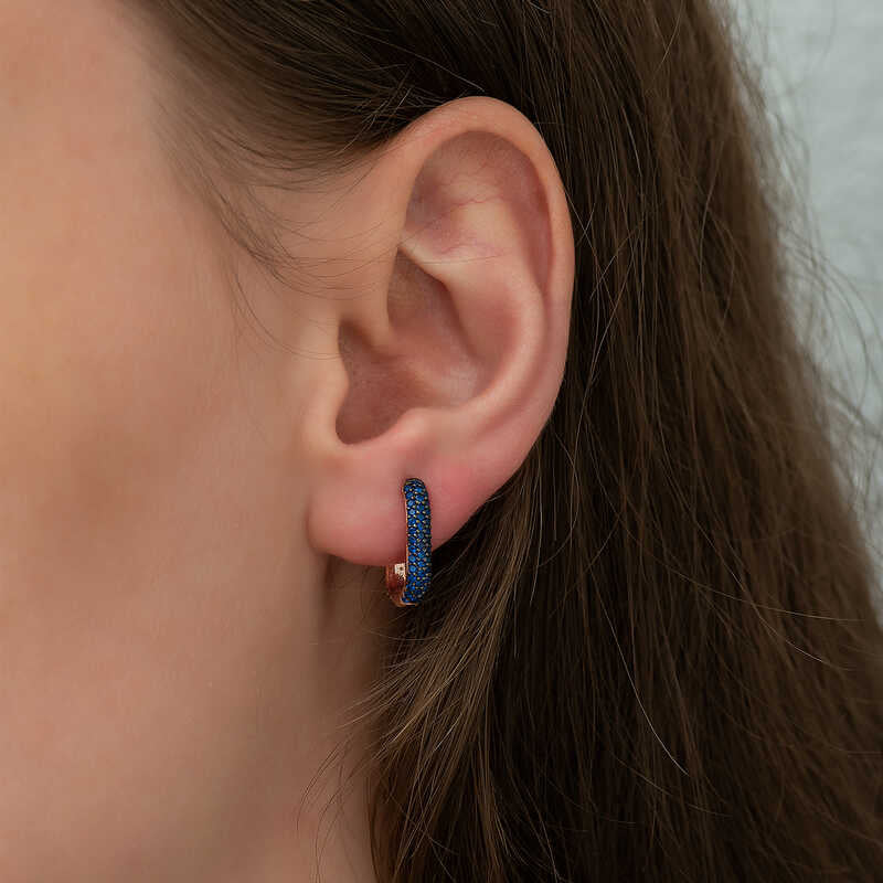 Boucles d'oreilles créoles - Ton or rose pavé de pierres bleues style allongé