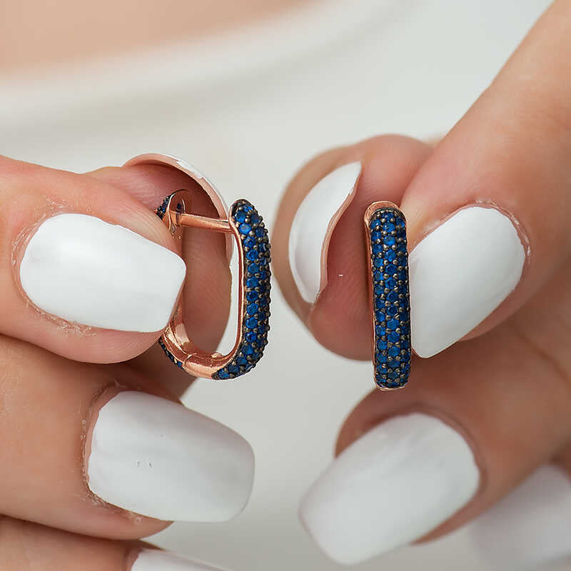 Boucles d'oreilles créoles - Ton or rose pavé de pierres bleues style allongé
