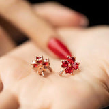 Pendientes de botón con trébol de corazón rojo en tono oro rosa - Elegantes y afortunados