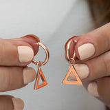Náušnice s kruhovým závěsem - minimalistický oranžový trojúhelník v růžově zlaté barvě