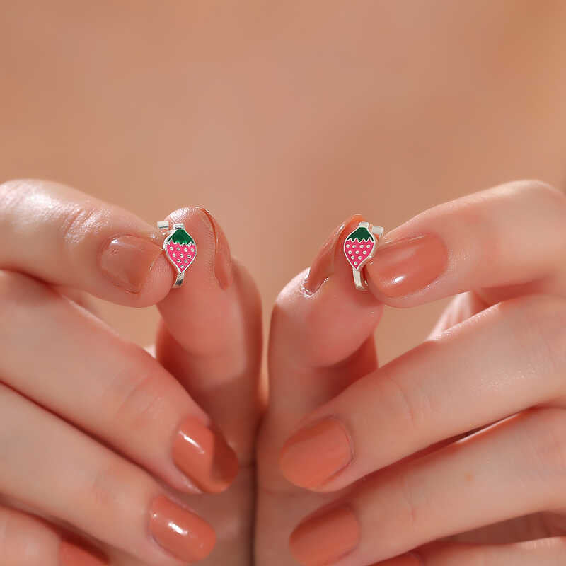 Pendientes Huggie para Niños - Plata de Ley con Encanto de Fresa Esmaltada