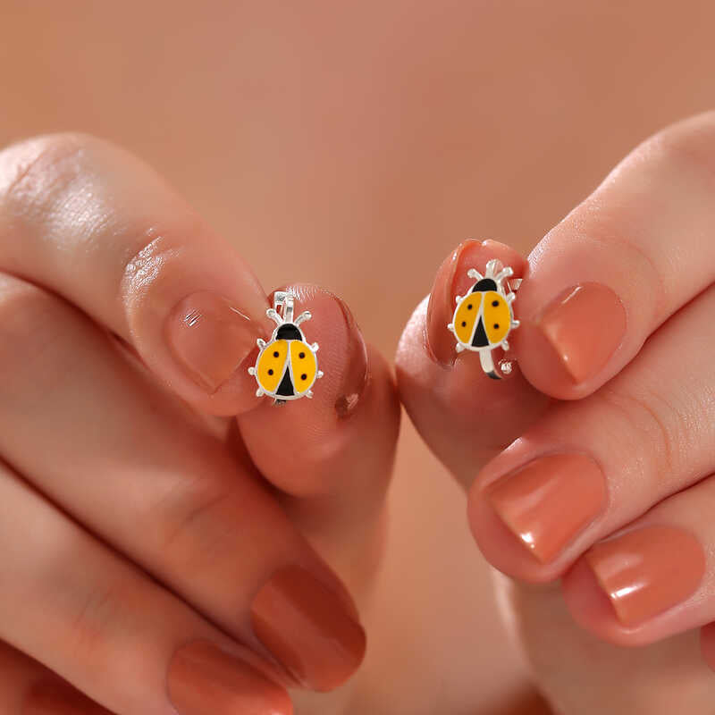 Pendientes de Plata de Ley para Niños - Diseño Divertido de Mariquita Amarilla