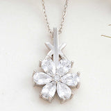 Collar - Flor de tono plateado con piedras claras brillantes