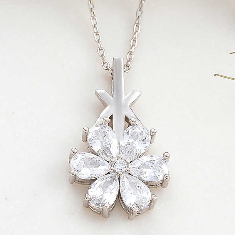 Collar - Flor de tono plateado con piedras claras brillantes