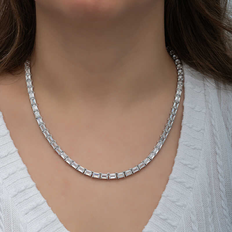 قلادة - سلسلة تنس بحجر أبيض مقطوع على شكل زمرد بلون فضي