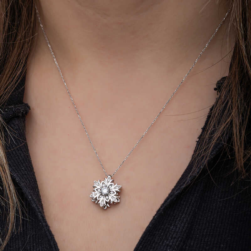 قلادة دوارة بشكل ندفة الثلج المتلألئة - قلادة من الفضة الإسترلينية مع زركون