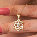 Collana - Ciondolo a forma di fiocco di neve in tono oro con zirconi cubici scintillanti