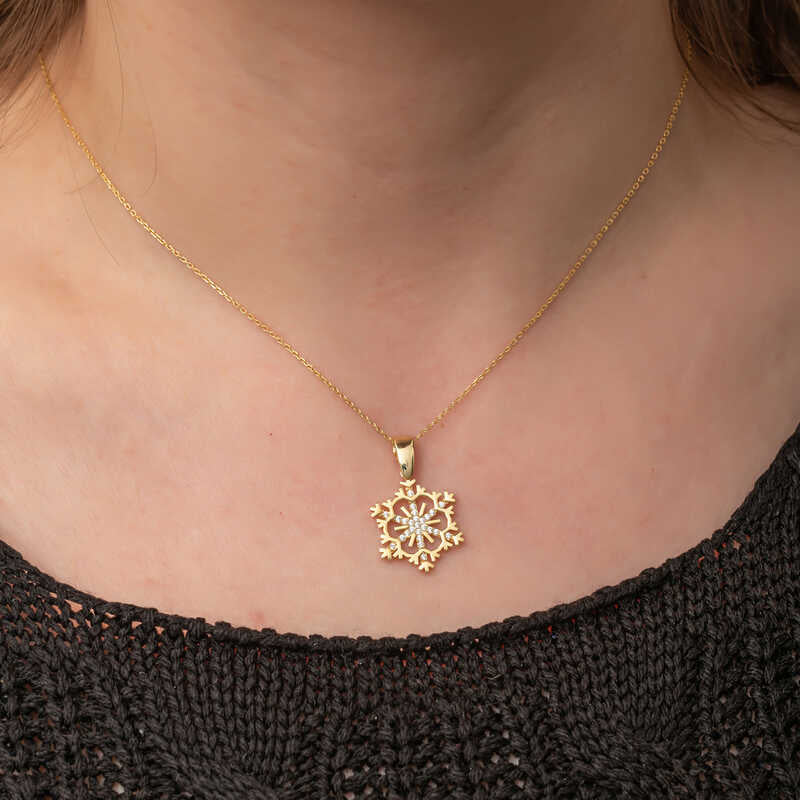Collana - Ciondolo a forma di fiocco di neve in tono oro con zirconi cubici scintillanti
