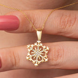 Collana - Ciondolo a forma di fiocco di neve in tono oro con zirconi cubici scintillanti