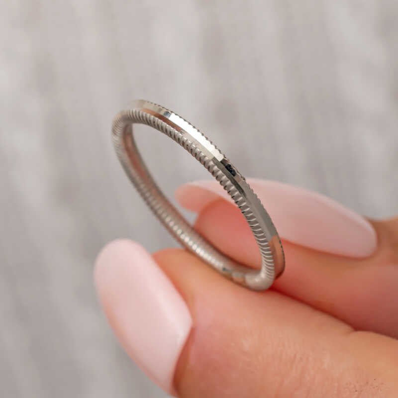 Bague - Anneau à bord cannelé ton argent avec détail central facetté
