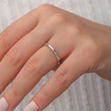 Bague - Anneau à bord cannelé ton argent avec détail central facetté