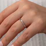 Bague - Anneau à bord cannelé ton argent avec détail central facetté