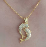 Collar - Colgante entrelazado de delfines con piedra clara pavé en tono dorado