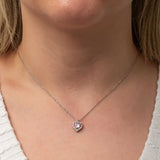 Halskette mit Anhänger in Sterling Silber, rosa Herz und Halo – elegantes Design