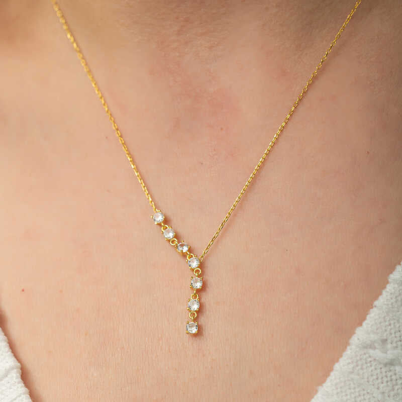 Halskette mit zartem Tropfen aus goldfarbenem Zirkon – lineares Funkeldesign
