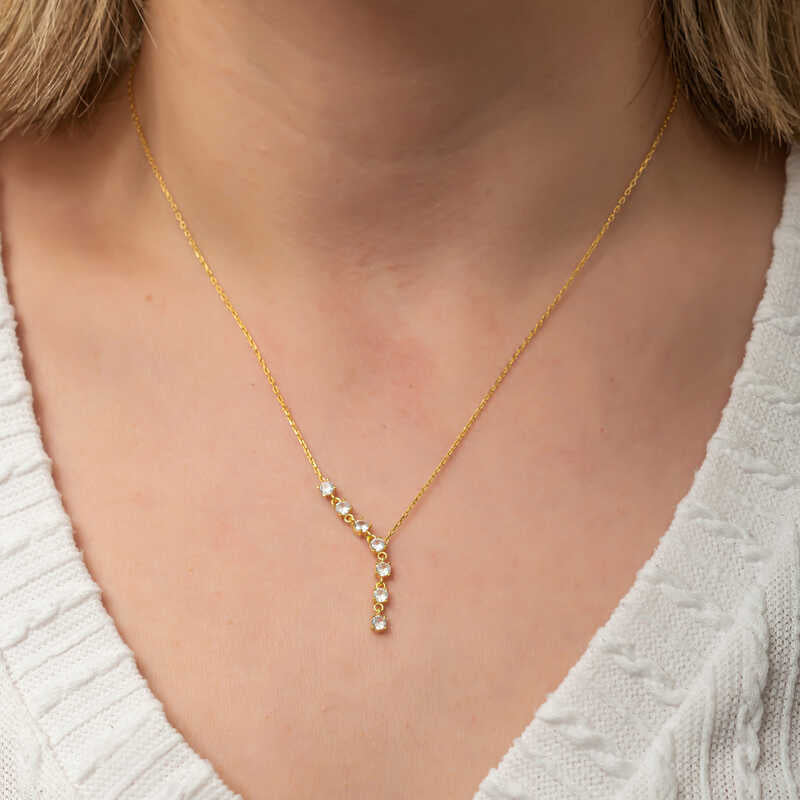Halskette mit zartem Tropfen aus goldfarbenem Zirkon – lineares Funkeldesign